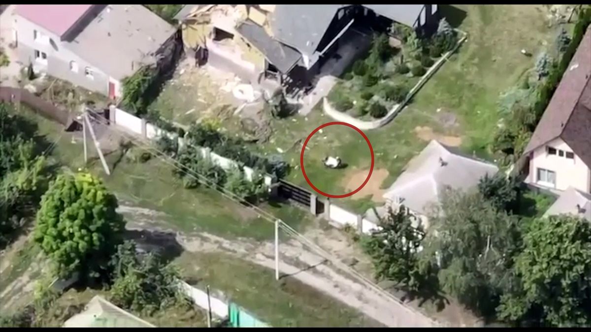 Dron natočil ruské vojáky, jak kradou z domu na Ukrajině pračku